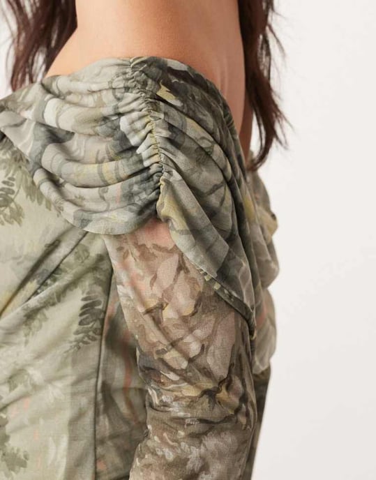 ASOS EDITION jersey nät off-shoulder midiklänning med lagerdetalj i landskapstryck - Image 4
