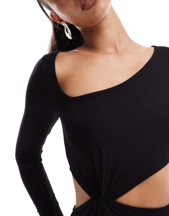 ASOS DESIGN asymmetrisk halsringning med vridningsdetalj midi-klänning med utskärning i svart - Image 4