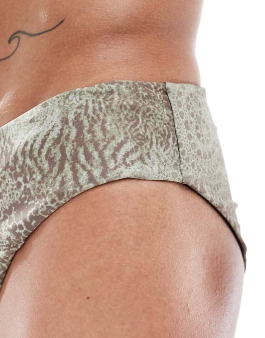 Reclaimed Vintage vändbar badshorts i grått djurmönster - Image 3