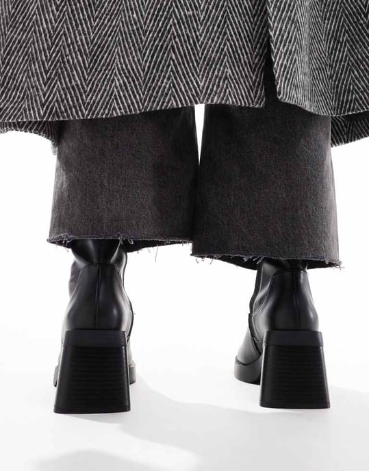 ASOS DESIGN Bred Passform Rom kvadratig tå medelhög klack plattform stövlar i svart - Image 2