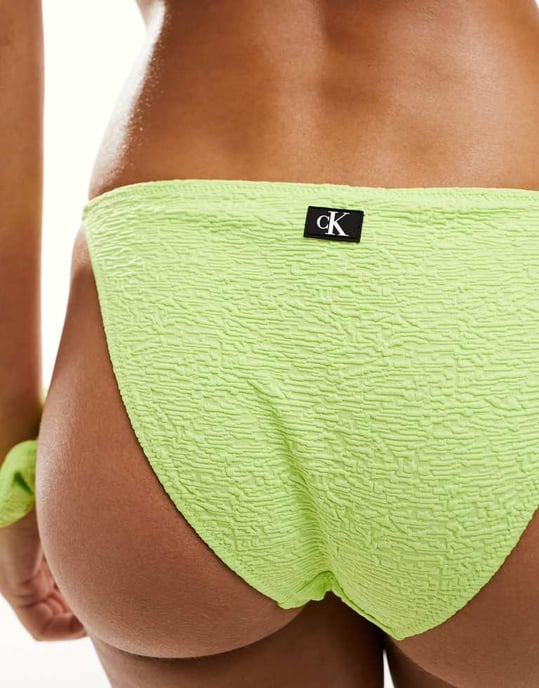 Calvin Klein CK monogram texturerad slipbikini i skarp grön - Image 3