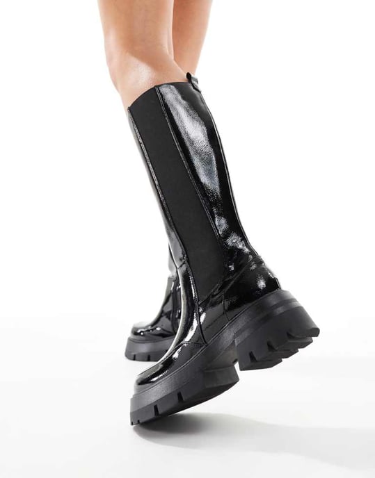 Public Desire Bryant knäboots i svart krinklad patenterad skinn - Image 3