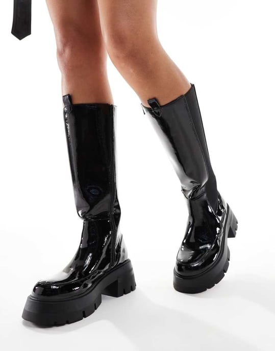 Public Desire Bryant knäboots i svart krinklad patenterad skinn - Image 4