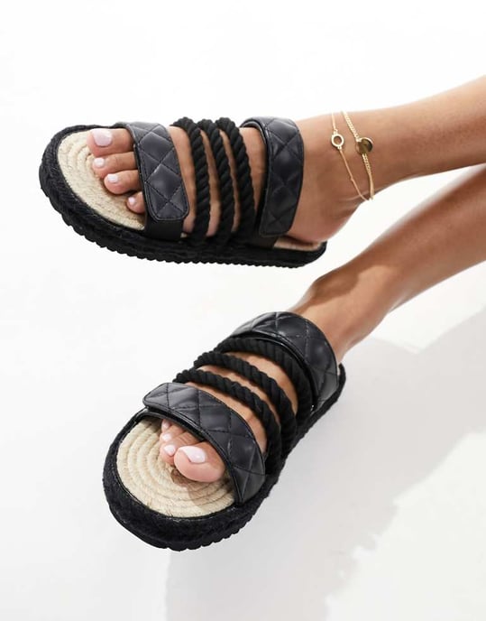 Public Desire korallfärgad flatformsandal med repremmar i svart - Image 2