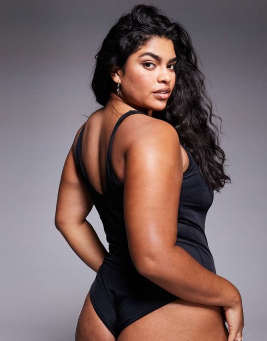 ASOS DESIGN Curve hämnd skulpturerande baddräkt i svart - Image 4