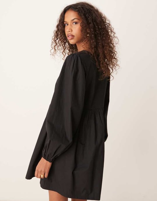 ASOS DESIGN bomull v-ringad mini smockklänning i svart - Image 4