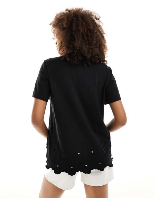 ASOS DESIGN broderad nederkant t-shirt i svart - Image 4