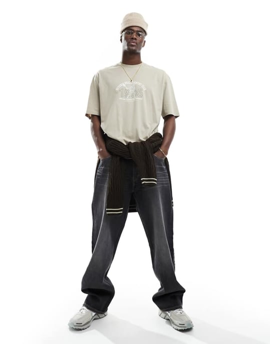 ASOS DESIGN oversized t-shirt i beige med framstående varsity-tryck - Image 2