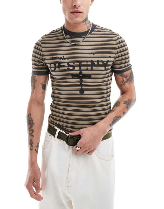 ASOS DESIGN muskelpassform t-shirt i brunrandig med grunge framtryck - Image 3