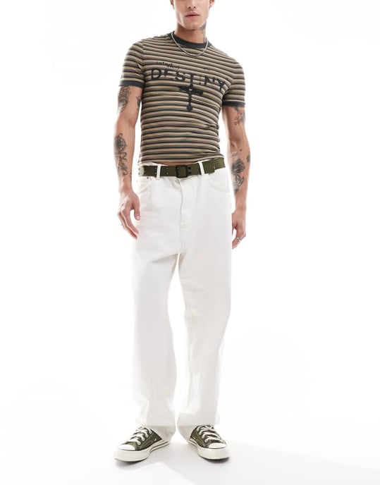 ASOS DESIGN muskelpassform t-shirt i brunrandig med grunge framtryck - Image 4