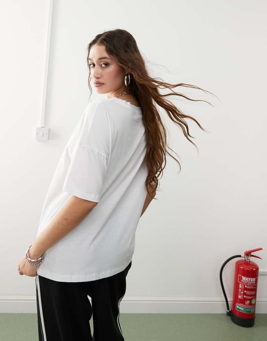 Noisy May oversized t-shirt med Madonna tidningsgrafik i vit - Image 3