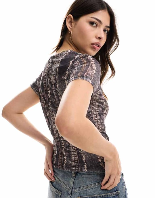 ASOS DESIGN mesh baby t-shirt med grafiskt mönster i brun denimpatchwork - Image 2