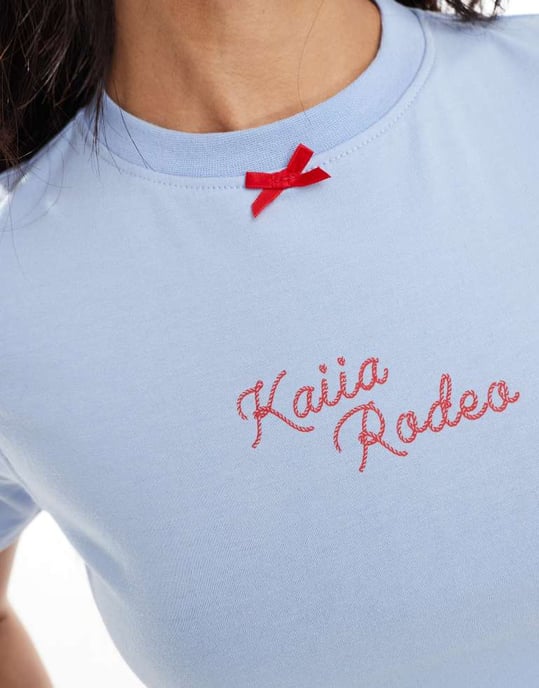Kaiia bomullsmix rodeo rosett detalj baby t-shirt i babyblå - Image 2