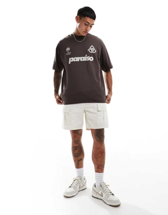 ASOS DESIGN oversized t-shirt med fotbollstryck fram i brunt - Image 3
