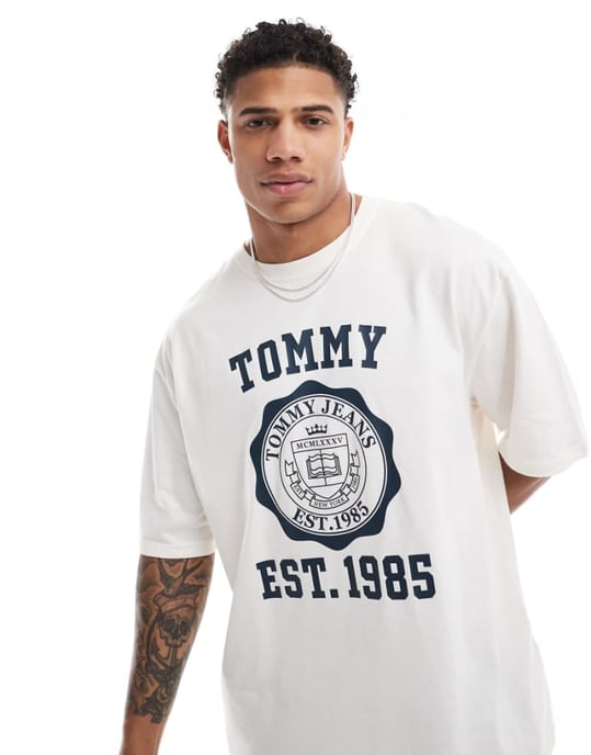 Tommy Jeans oversized crests varsity sport t-shirt i vitt - Image 1