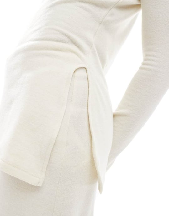 Vero Moda mixa och matcha supersoft sidodelad topp i kremmelange - Image 4