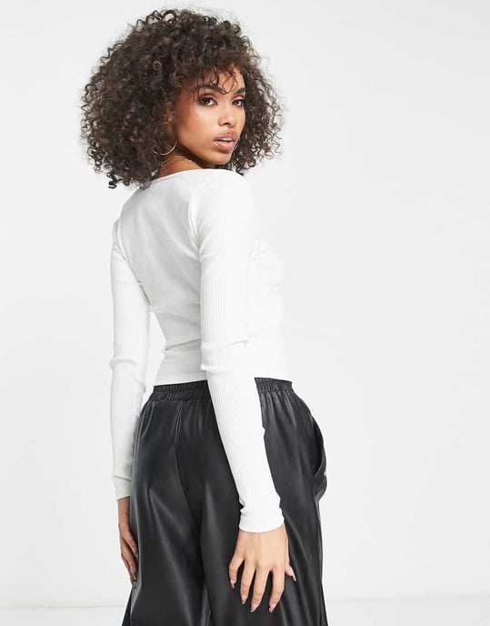 ASOS DESIGN fyrkantig halsringning långärmad topp i vitt - Image 2