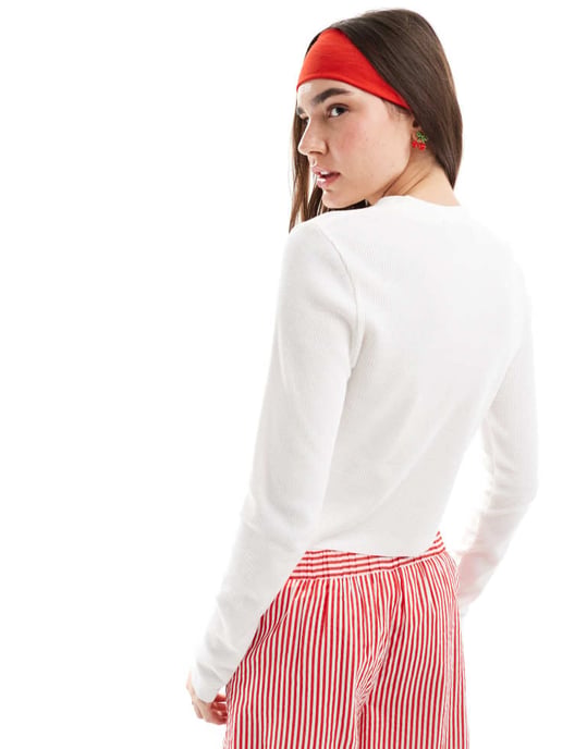 ASOS DESIGN långärmad våffeltröja med Newport yacht-ficka grafik i vitt - Image 2