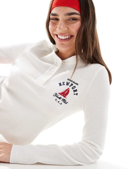 ASOS DESIGN långärmad våffeltröja med Newport yacht-ficka grafik i vitt - Image 3