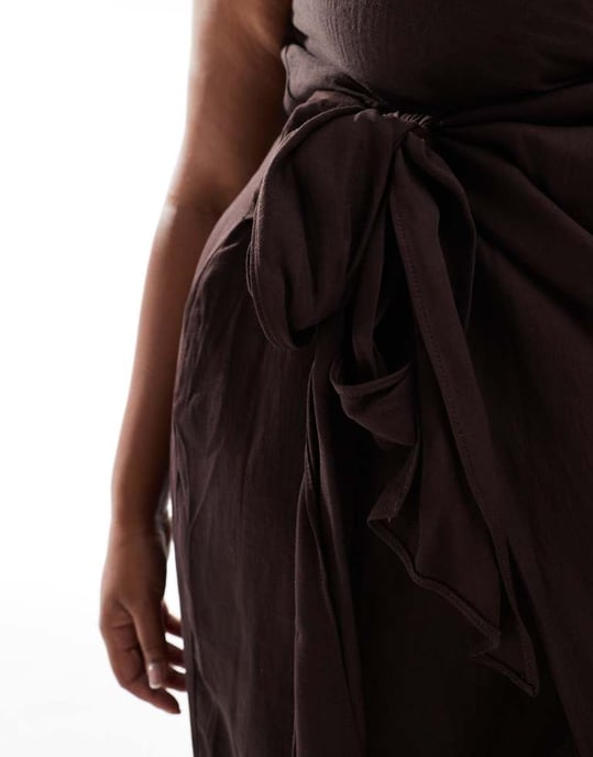 ASOS DESIGN Curve cami strap draperad midi-klänning med tuckdetalj i Aubergine - Image 3