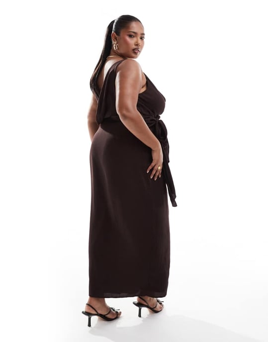 ASOS DESIGN Curve cami strap draperad midi-klänning med tuckdetalj i Aubergine - Image 4