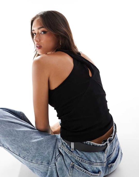 Vero Moda trikå twist halterneck topp i svart - Image 4
