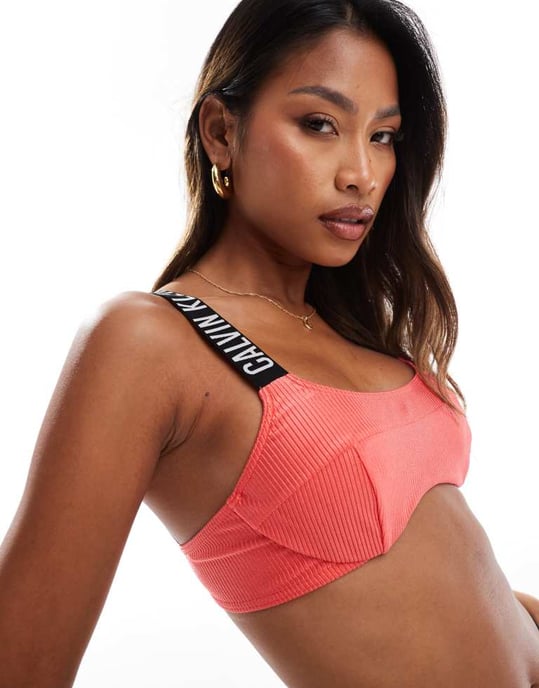 Calvin Klein ribbad triangel-logo bikinioberdel i röd - Image 4