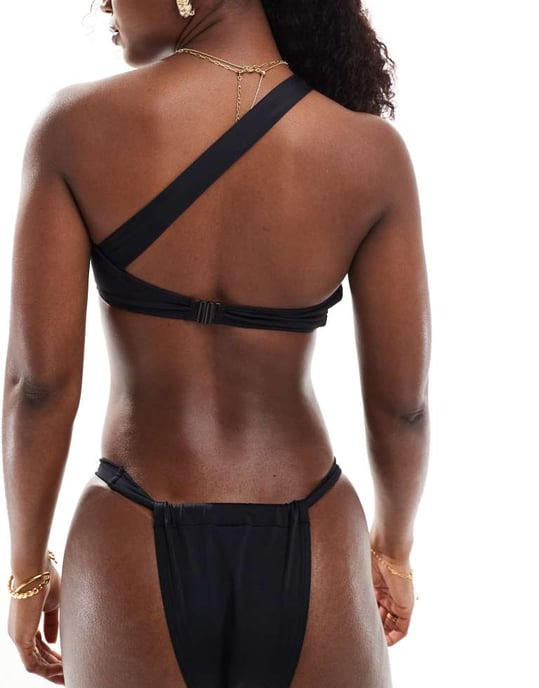 Miss Selfridge asymmetrisk rynkad bikinitopp i svart - Image 3