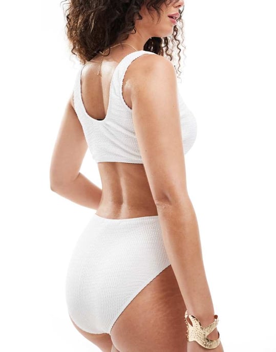In The Style exklusiv krinklad twist-front bikiniöverdel i vitt - Image 3