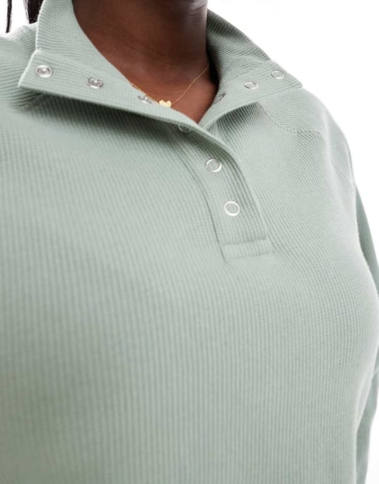 ASOS DESIGN Curve kort boxy långärmad henley i våffel SAGE - Image 3