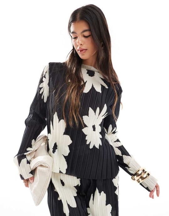 Object plisserad långärmad topp i svart blommönster - Image 1