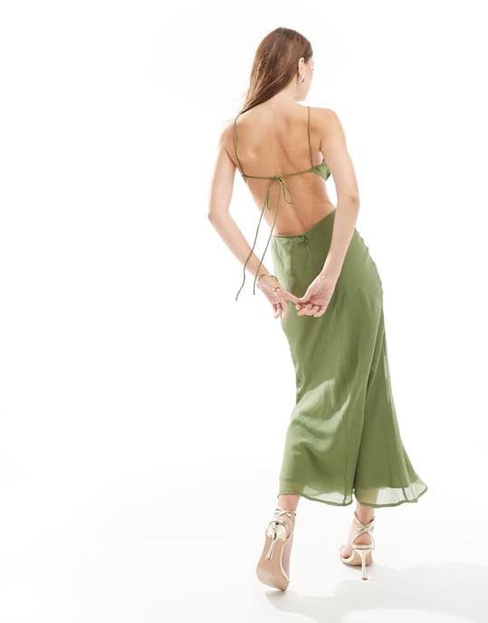 ASOS DESIGN halterneck cut out midaxi klänning med satinliv i khaki - Image 4