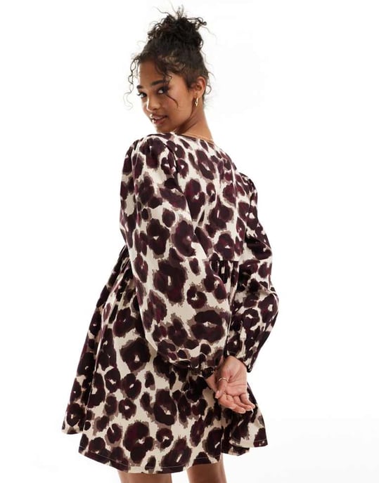ASOS DESIGN bomullsv-neck mini smock klänning i leopardtryck - Image 4