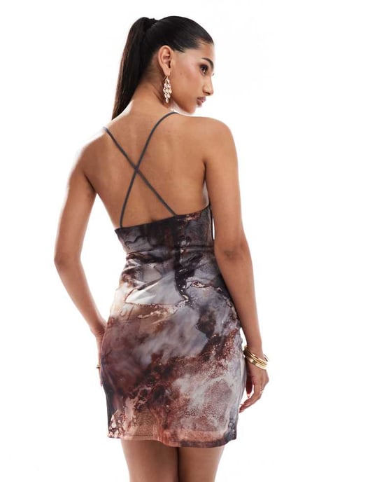 ASOS DESIGN mesh cami mini klänning med korsad rygg i svart marmor - Image 2