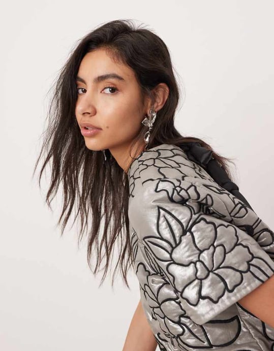 ASOS EDITION broderad quiltad metallisk rosett bak mini-klänning i silvergrå - Image 3