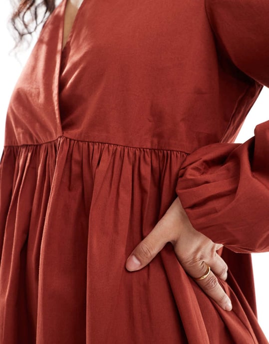 ASOS DESIGN bomull v-ringad mini smockklänning rostbrun - Image 3