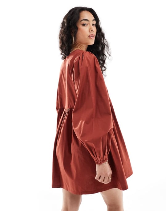 ASOS DESIGN bomull v-ringad mini smockklänning rostbrun - Image 4