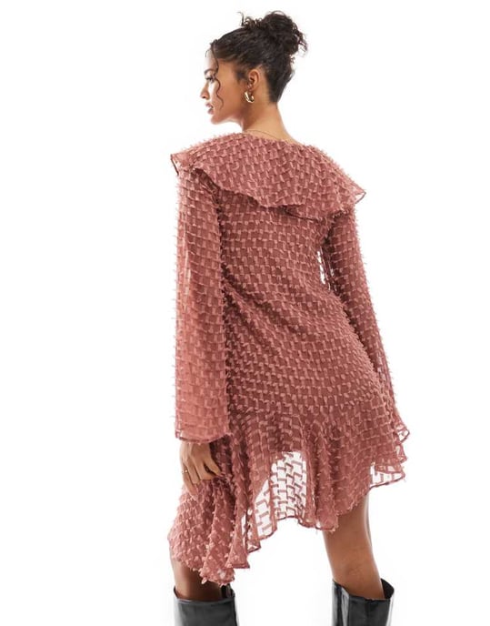 ASOS DESIGN V-ringad asymmetrisk fåll dobby klänning mini i rosé - Image 2