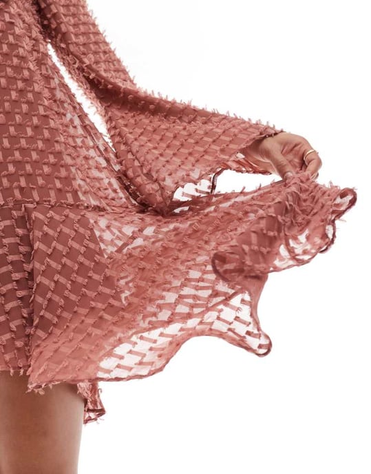 ASOS DESIGN V-ringad asymmetrisk fåll dobby klänning mini i rosé - Image 4
