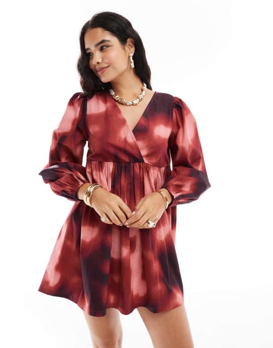 ASOS DESIGN bomull v-ringad mini smockklänning i suddig print - Image 1