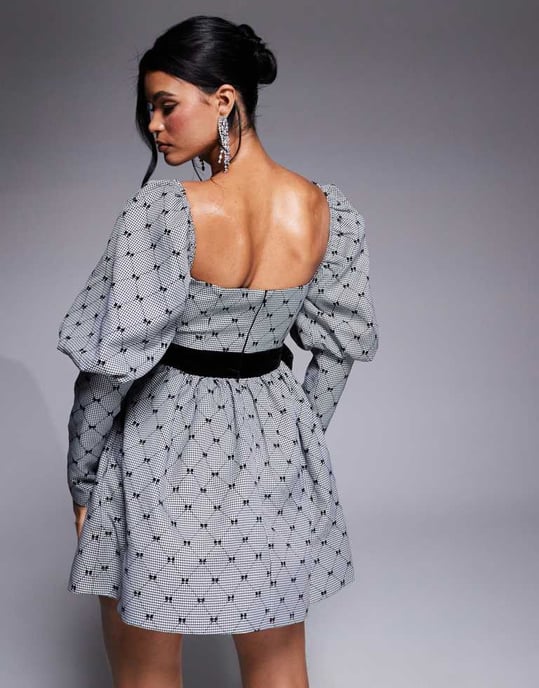 ASOS LUXE plyschsmyckad puffärmad miniklänning med sammetsslips i svart och vitt - Image 2