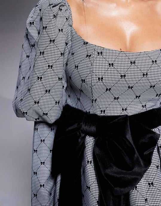 ASOS LUXE plyschsmyckad puffärmad miniklänning med sammetsslips i svart och vitt - Image 3