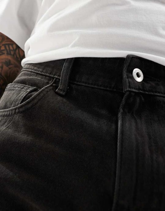 COLLUSION denim shorts med avskuren benlängd i tvättad svart - Image 3