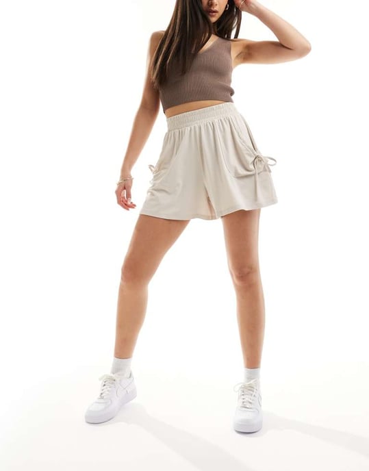 ASOS DESIGN veckad midja fickshorts i sten - Image 3