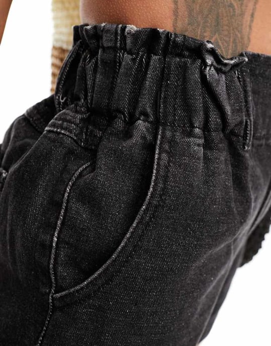 In The Style exklusiva denimshorts med elastisk midja i paperbag-stil i svart - Image 3