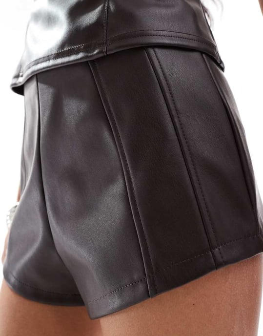 ASOS DESIGN läderlook hotpant set i brunt - Image 3
