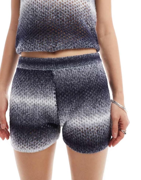 COLLUSION ombre stickade shorts-set i grått - Image 2