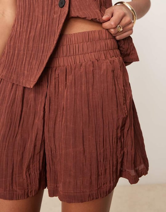 ASOS DESIGN transparent krinklad satin boxershorts-set i choklad - Image 2