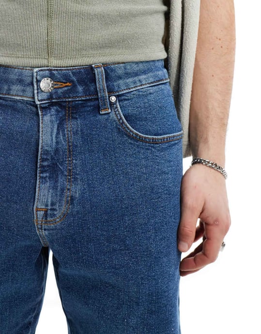 ASOS DESIGN stretch slim regular längd denimshorts i medelblå tvätt - Image 3