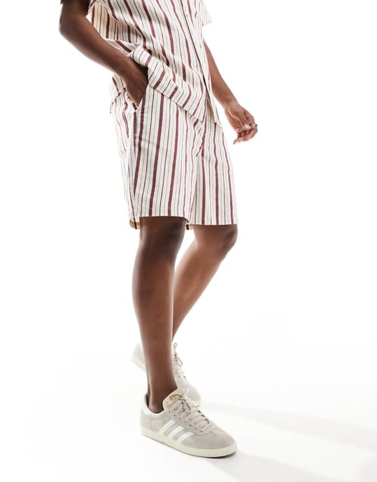 ASOS DESIGN matchande passform shorts med kontrasterande röd rand - Image 2